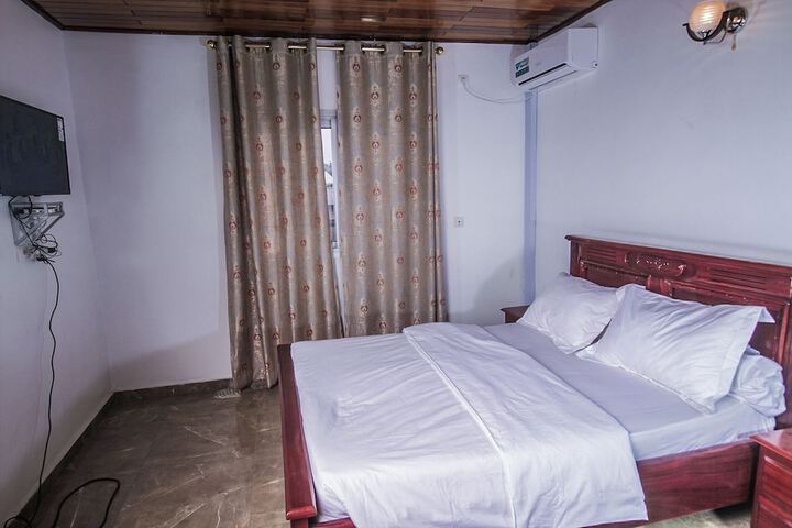 Room 6 of 12