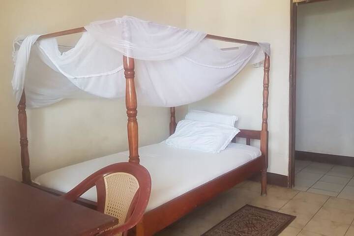 Room 6 of 8