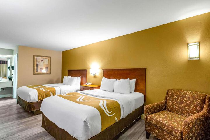 2 Queen Beds (2 of 15)