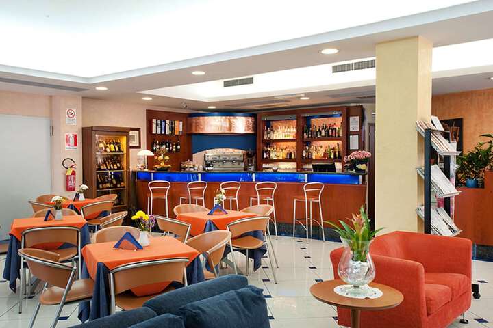 Lounge 68 of 92