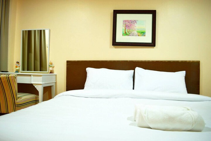 Room 10 of 18