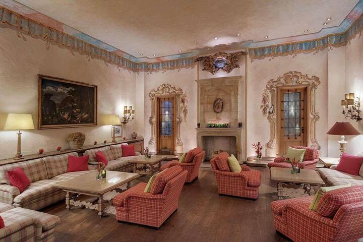 Lounge 7 of 82