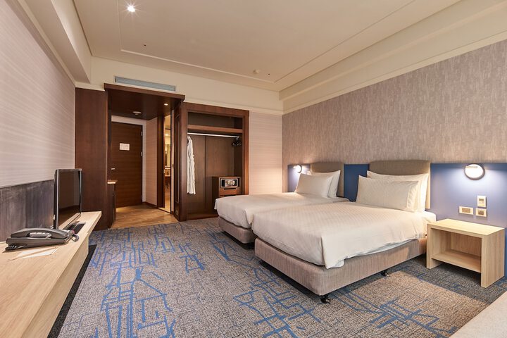 Room 8 of 82