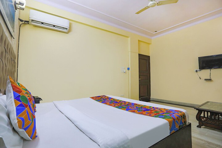 Room 6 of 28
