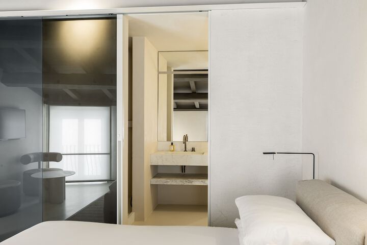 Room 10 of 68