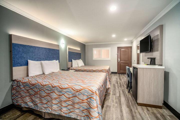1 Queen Bed (2 of 32)