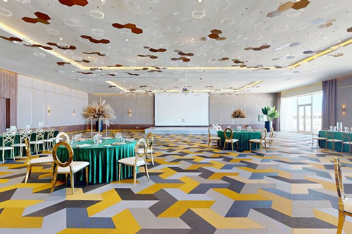 Ballroom/Hall 202 of 271