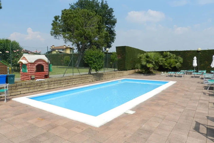 Pool 12 of 21