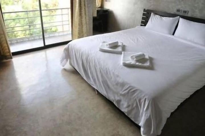 Room 10 of 33