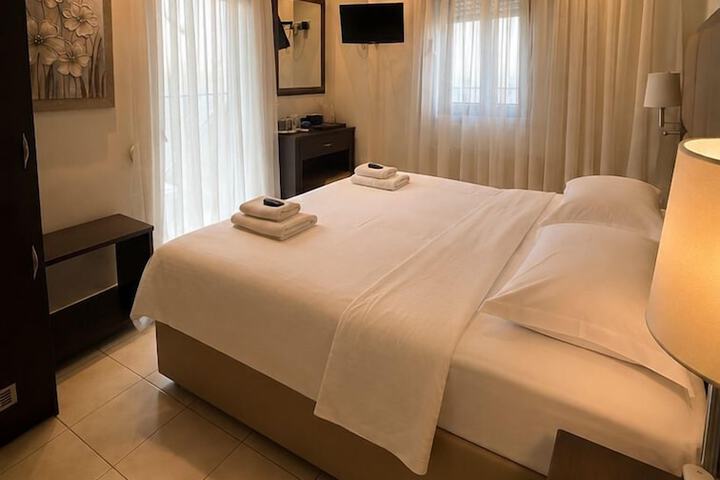 Room 6 of 28