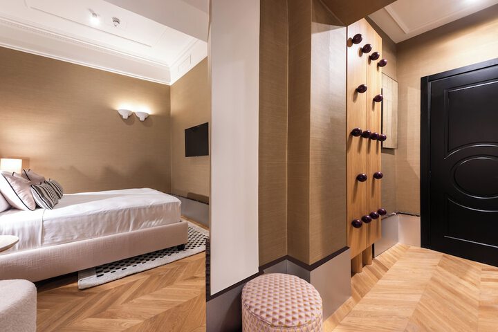 Room 28 of 61