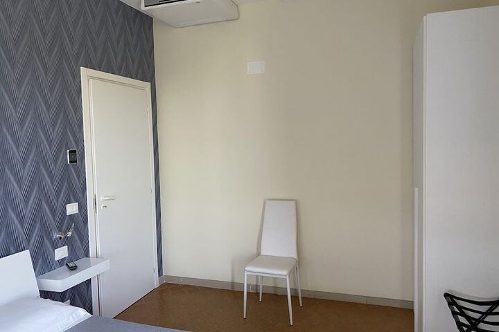 Room 6 of 99