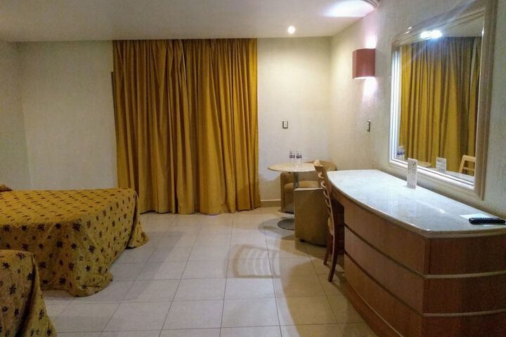 Room 9 of 32