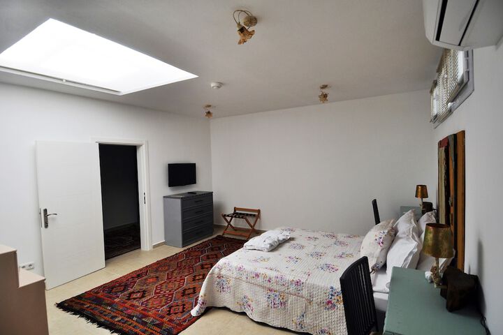 Room 8 of 94