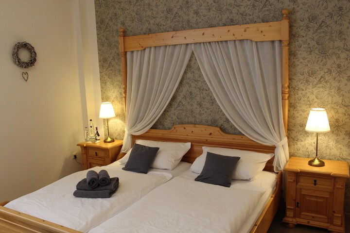 Room 4 of 27
