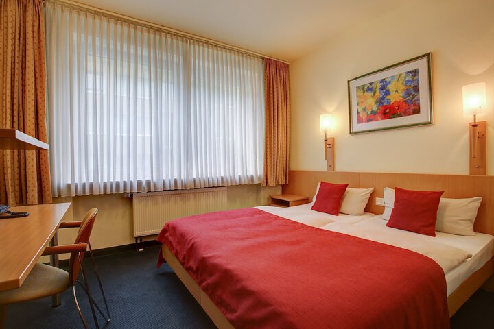 Room 9 of 33
