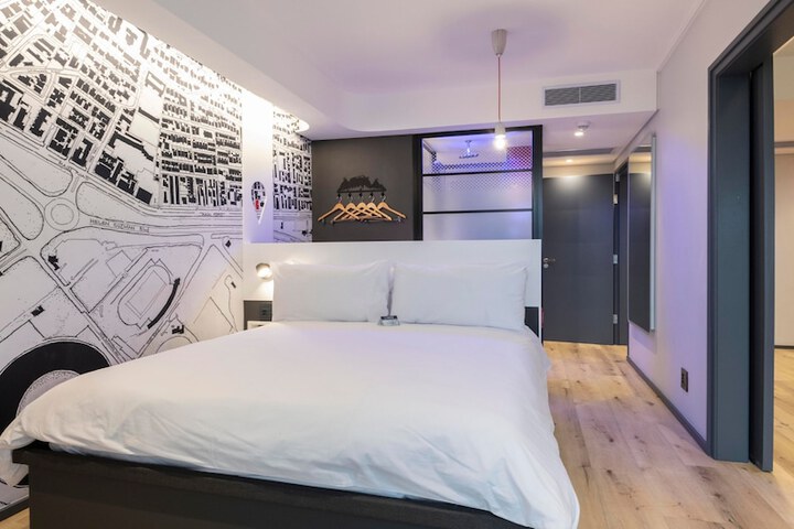 Room 37 of 165