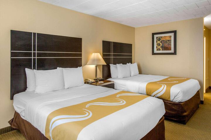 2 Queen Beds (9 of 12)
