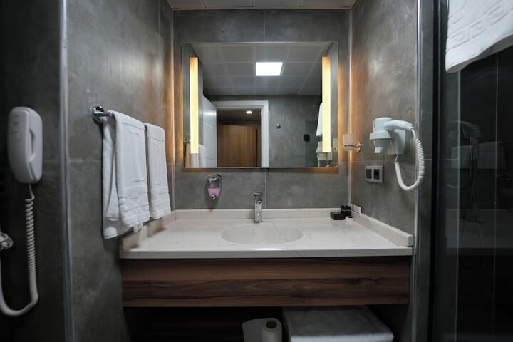 Room 14 of 28