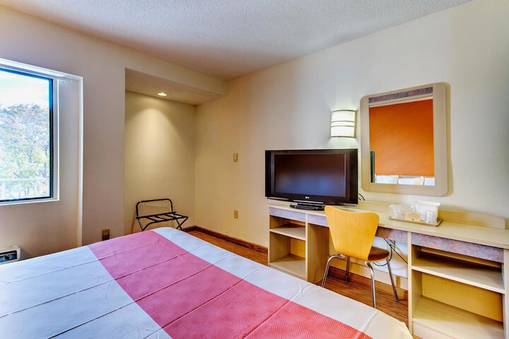 1 King Bed (10 of 11)