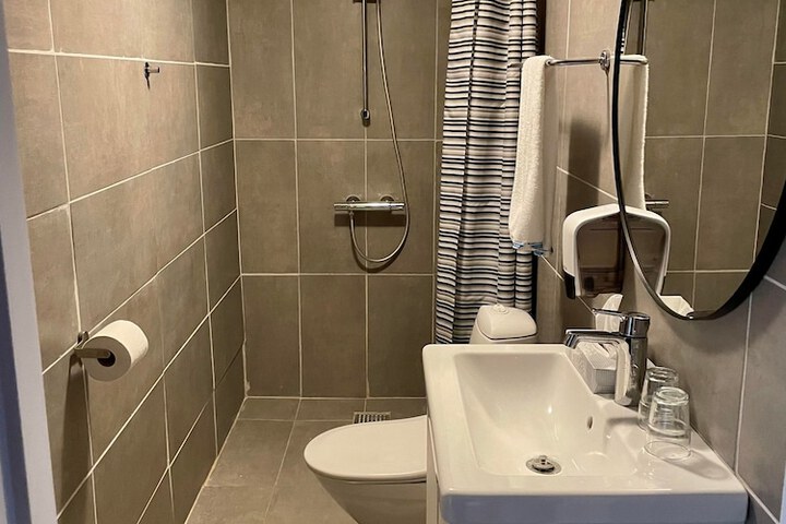 Room 21 of 40