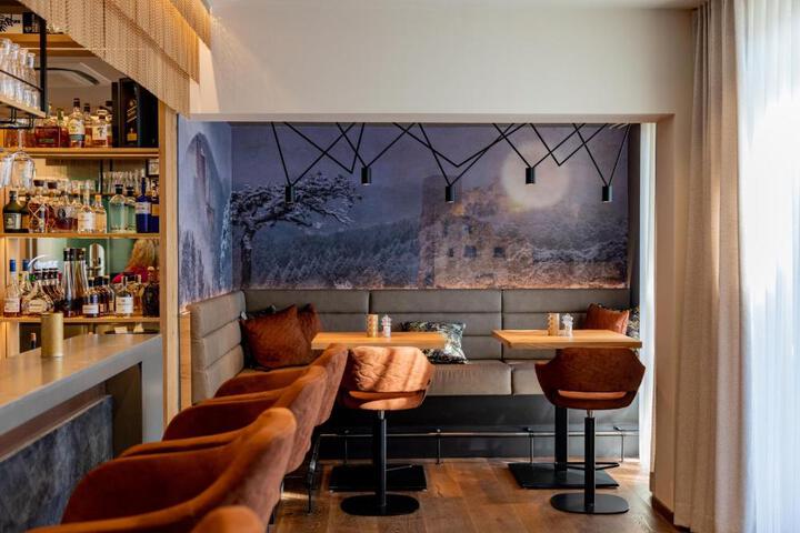Lounge 11 of 23