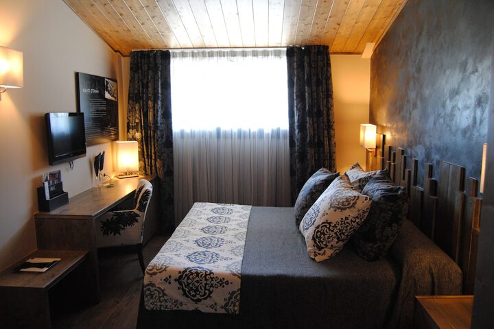 Room 7 of 76