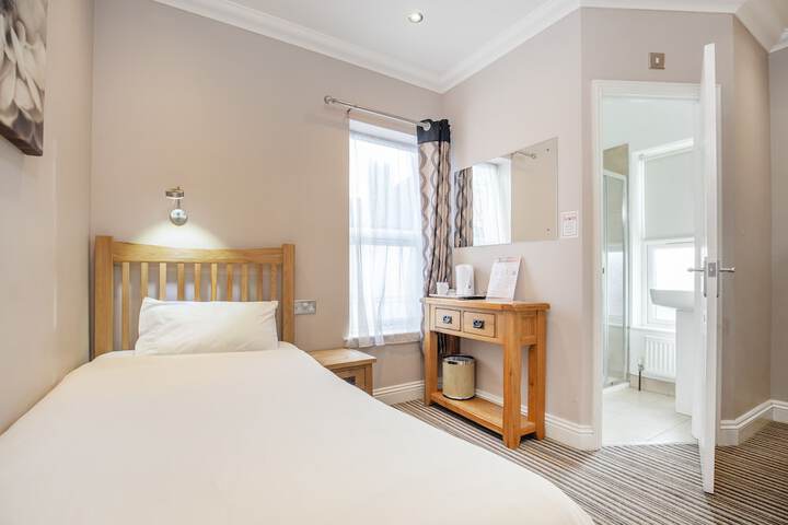 Room 4 of 70