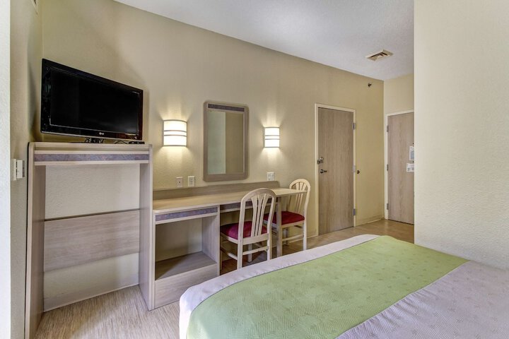 1 Queen Bed (1 of 7)