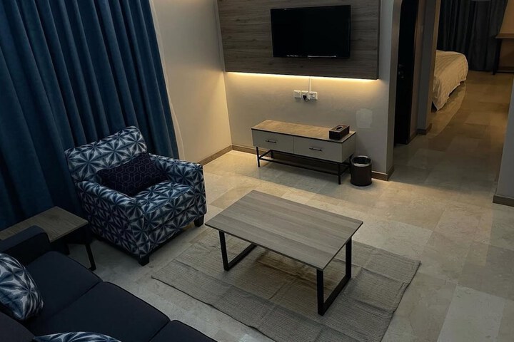 Room 5 of 9