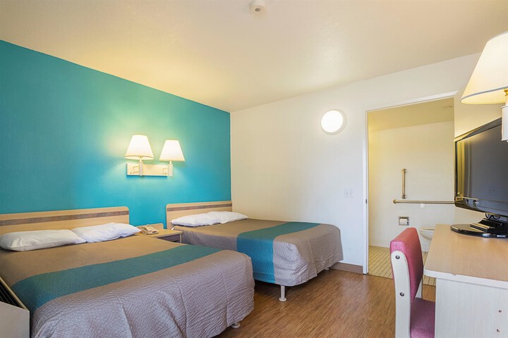 Double Accessible Queen Size Bed (5 of 9)