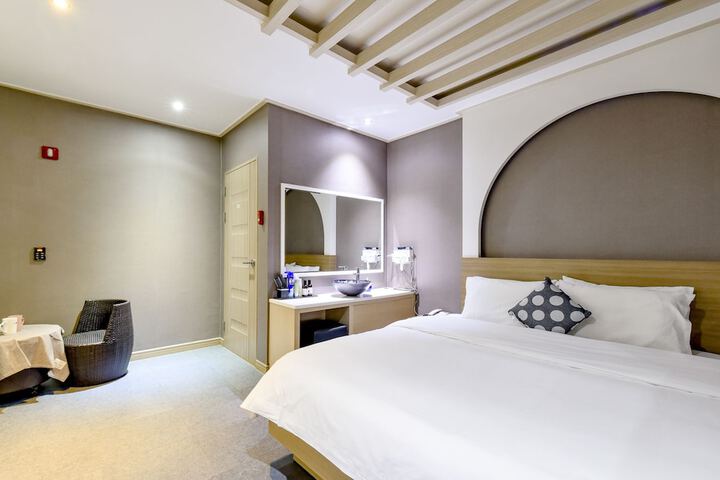 Room 4 of 19