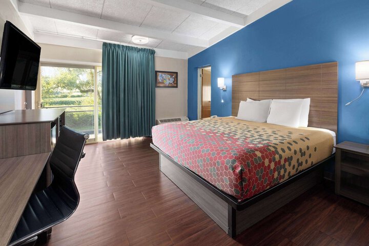 1 Queen Bed (4 of 14)