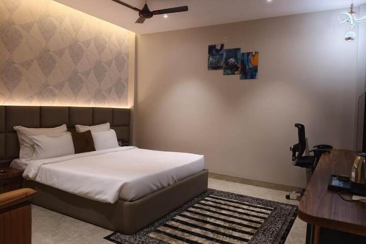 Room 4 of 17