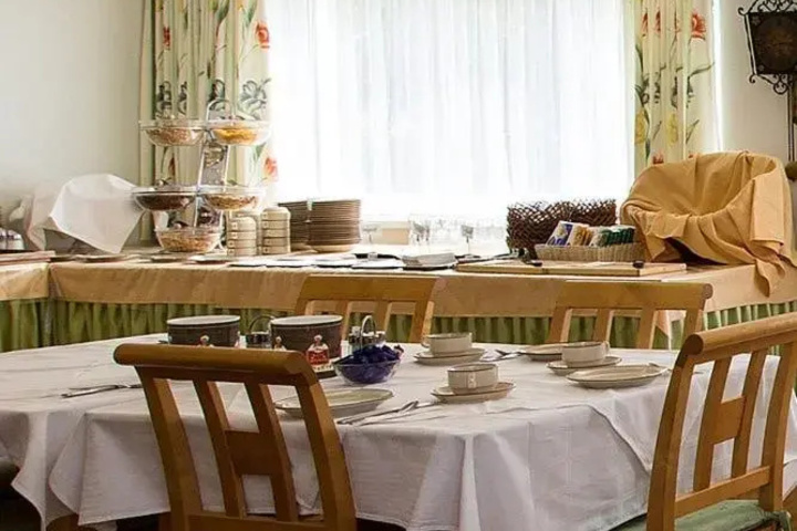Dining 8 of 11