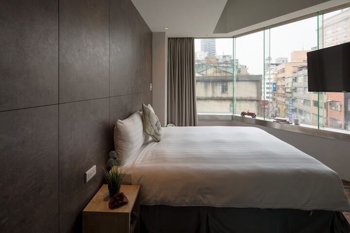 Room 52 of 76