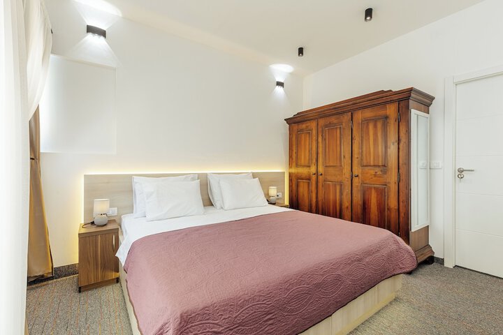 Room 5 of 94