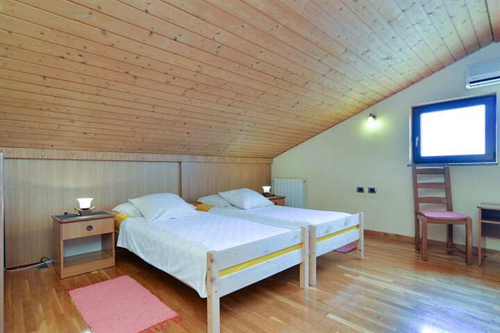 Room 10 of 79