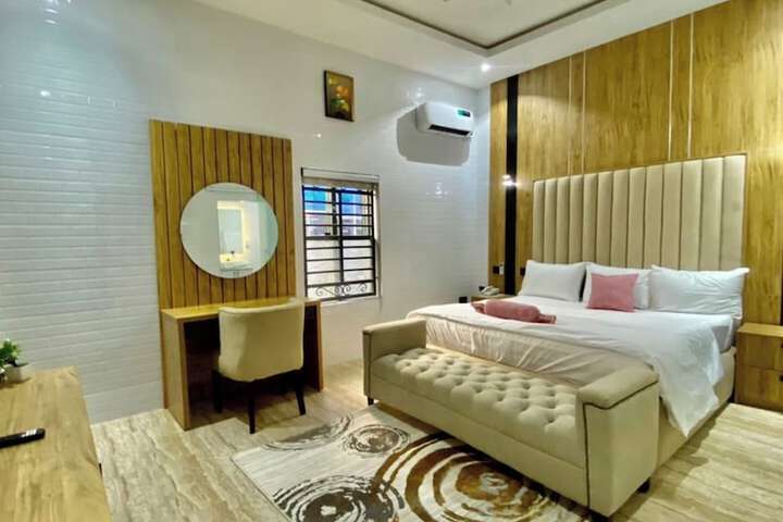 Room 8 of 17