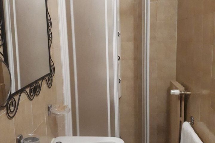 Room 5 of 18