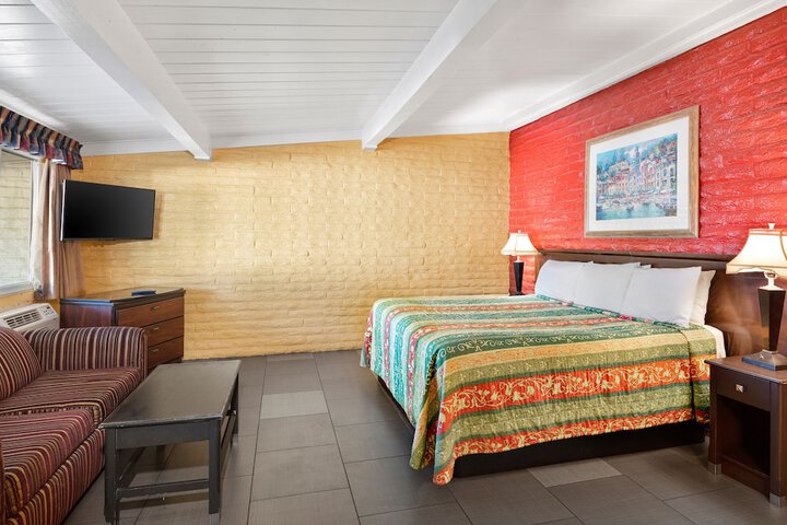 1 King Bed (4 of 5)