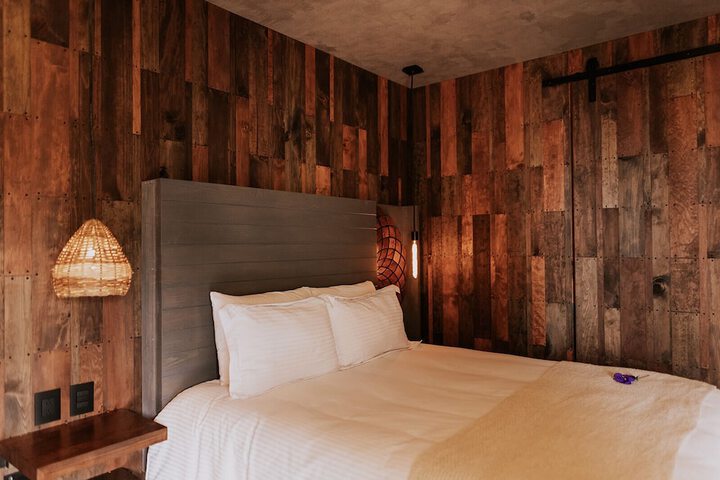 Room 52 of 250