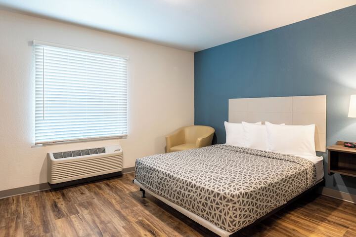 1 Queen Bed (4 of 32)
