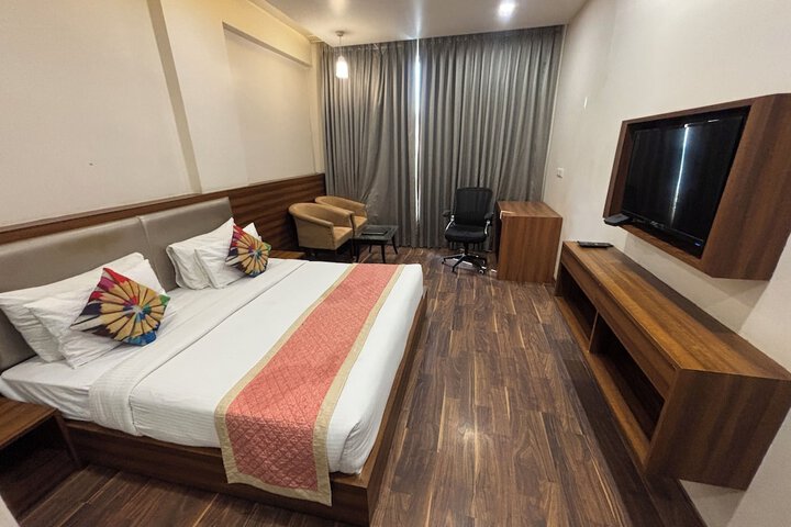 Room 13 of 77