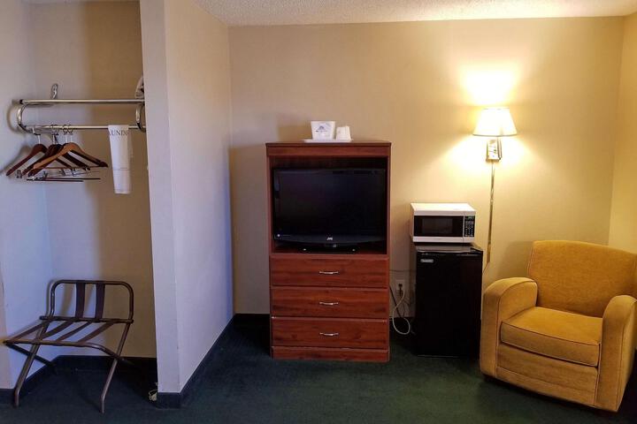 1 King Bed (2 of 14)