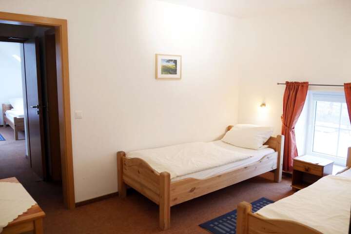 Room 4 of 33
