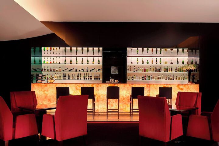 Lounge 52 of 69