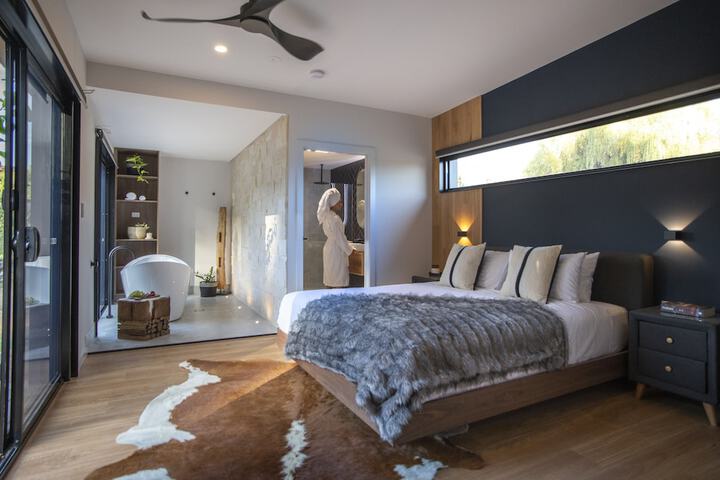 Room 2 of 33