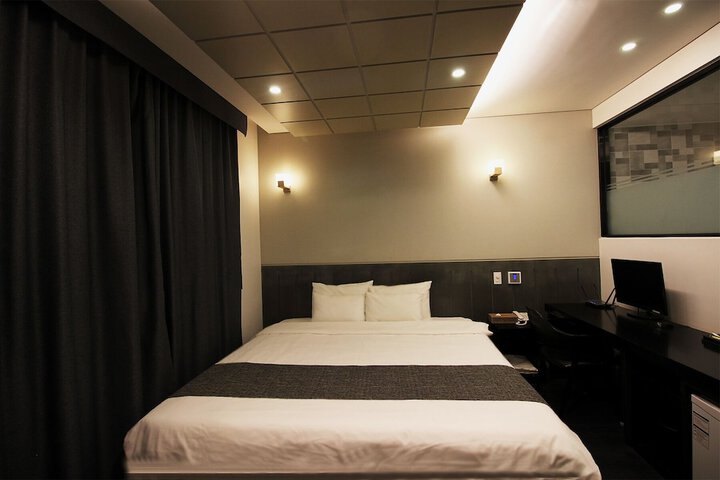 Room 13 of 74