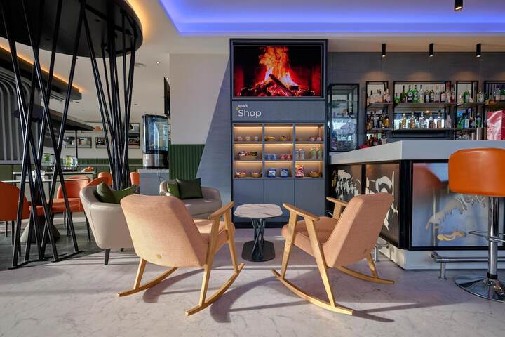 Lounge 40 of 42